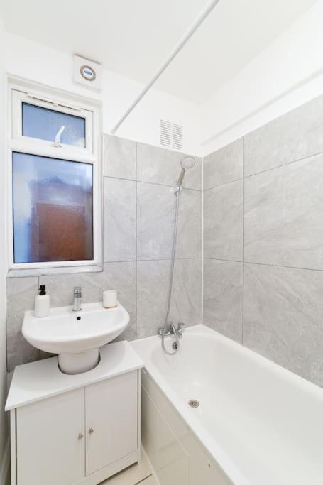 Two Bedroom Apartment By Buonomo Stays Short Lets & Serviced Accommodation In Balham With Balcony Londres Extérieur photo